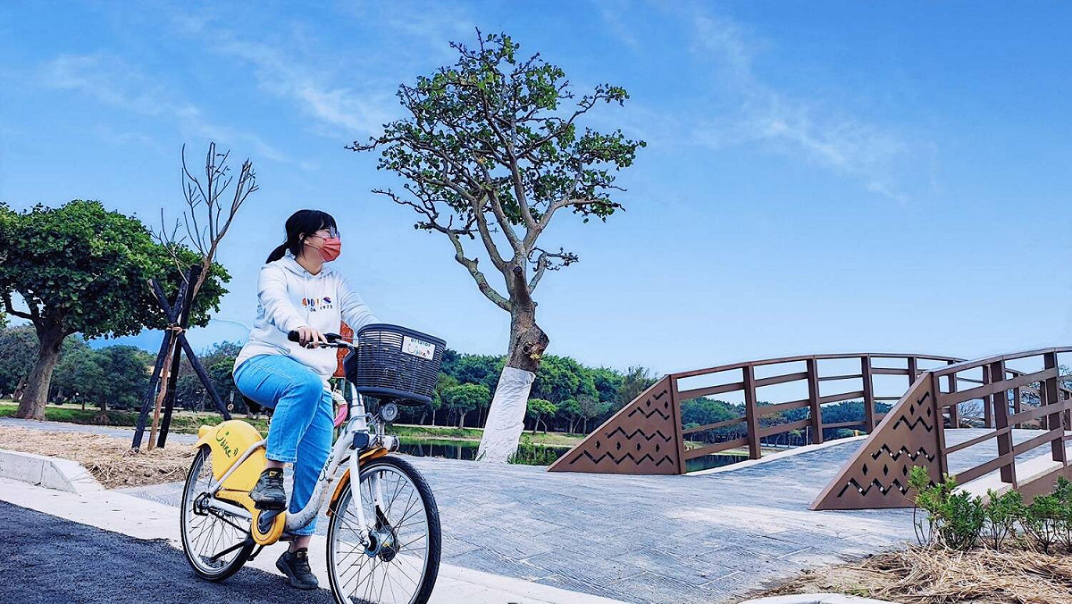 八里十三行文化公園周邊改善-鋼構拱橋。 圖：新北市高灘處提供