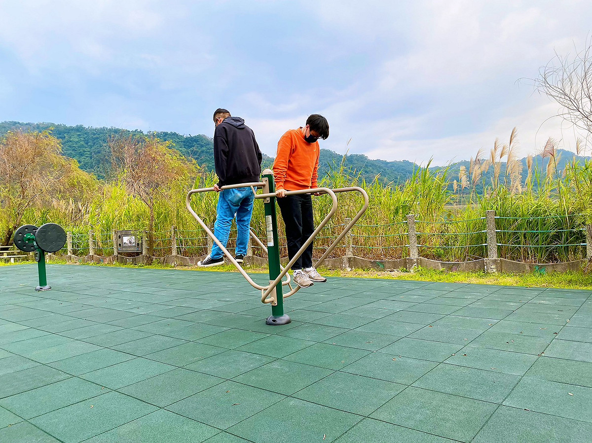 鶯歌山水步道體健及遊具設施-上肢訓練如雙人雙槓。 圖：新北市高灘處提供