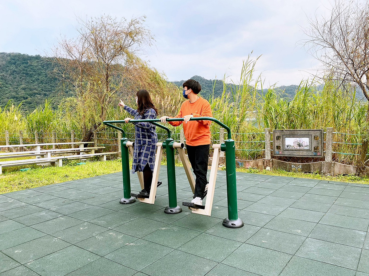 鶯歌山水步道體健及遊具設施-下肢訓練如雙人漫步器。 圖：新北市高灘處提供