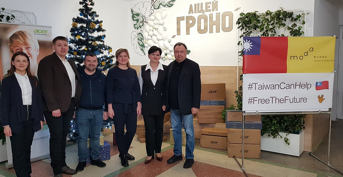 利維夫市議會教育廳廳長Andrii Zakaliuk（左3）、Grono 中學校長 Nataliia Somyk（右2）、國會議員Mykola Kniazhytskyi（右1）等人共同出席受贈儀式。 圖：數位發展部提供
