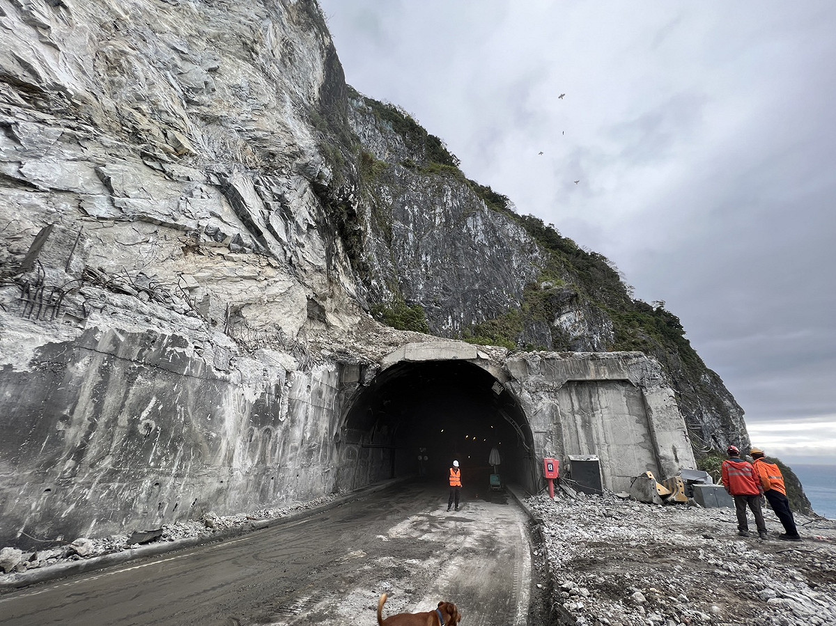 台9線蘇花公路大清水隧道發生大規模坍方，造成雙向交通受阻，交通部也啟動多項海陸疏運措施，終於在昨(15)日下午5時搶通。 圖：公路總局／提供