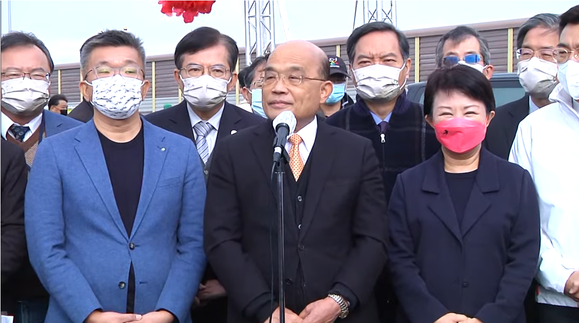 行政院長蘇貞昌今（16）日上午在立法院副院長蔡其昌、交通部長王國材和台中市盧秀燕等人的陪同下，出席「國道4號台中環線豐原潭子段計畫全線通車典禮」前受訪。 圖：擷自直播畫面