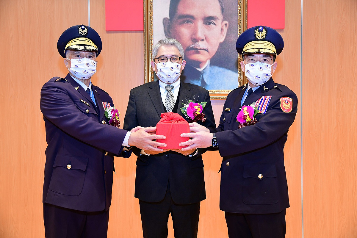 新任校長楊源明從花敬群代理部長及蘇志強代理校長手中接下印信。 圖：內政部提供