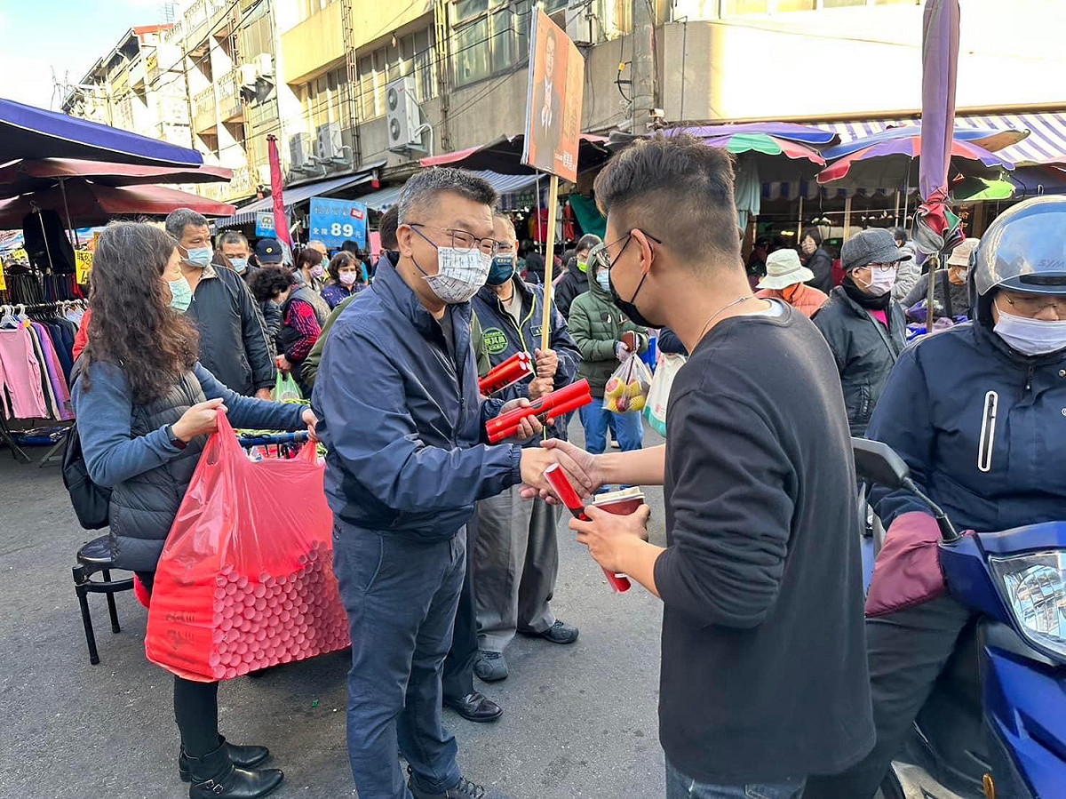 立法院副院長蔡其昌昨天到沙鹿區護安宮投票。 圖：翻攝自蔡其昌臉書