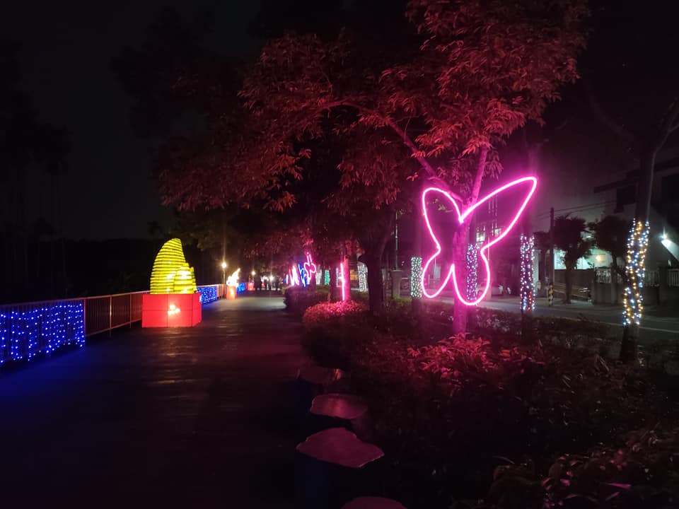 步行賞燈可以欣賞各種美麗的燈飾造景。 圖：翻攝自集集鎮公所臉書