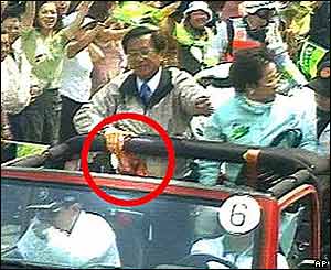 2004年總統大選投票日前一天，發生震驚全台的319槍擊案。 圖：翻攝維基百科/Fair use