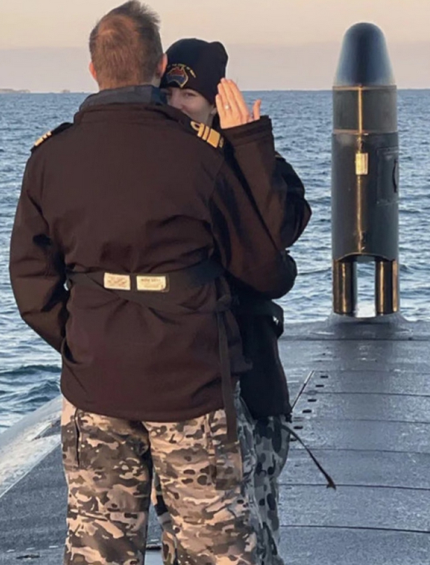 澳洲前海軍司令邁克爾·努南（Michael Noonan）在潛艇上擁抱親吻女友。 圖 : 翻攝自推特