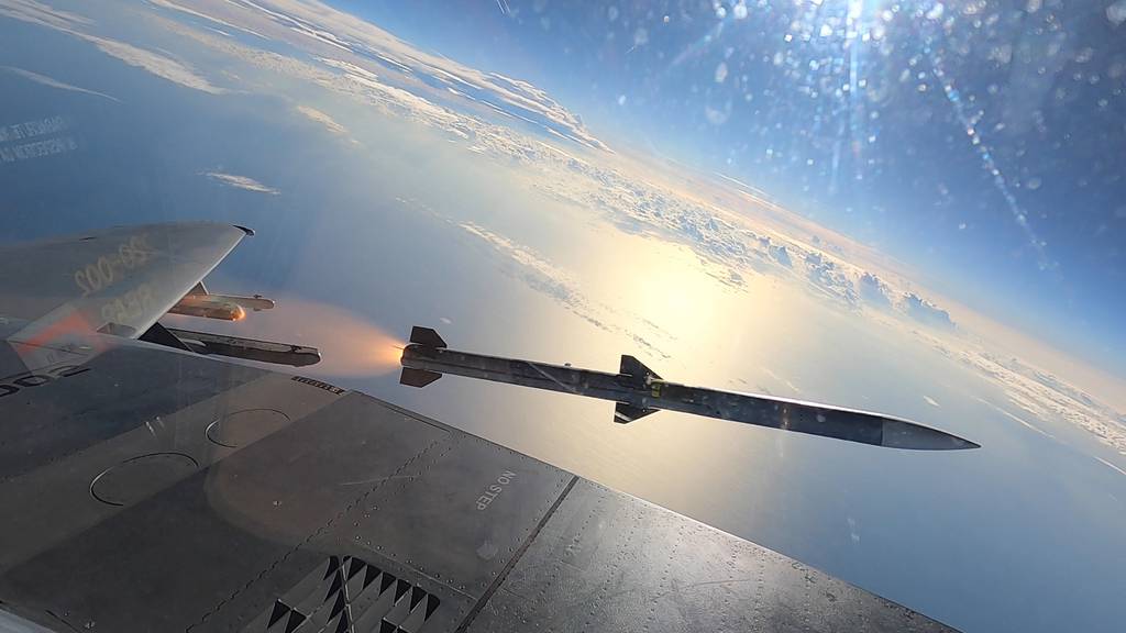 2022 年 11 月 29 日，一架 F-15EX Eagle II 發射了一枚 AIM-120 AMRAAM 導彈，測試戰鬥機的新型飛彈掛載設備。 圖 : 翻攝自美國空軍
