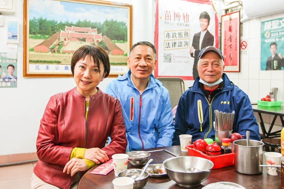 范雲委員(左)與范姜牛肉麵老闆(右)合影。在地傳承五十年的好滋味，連里長都推薦。 圖：范雲提供