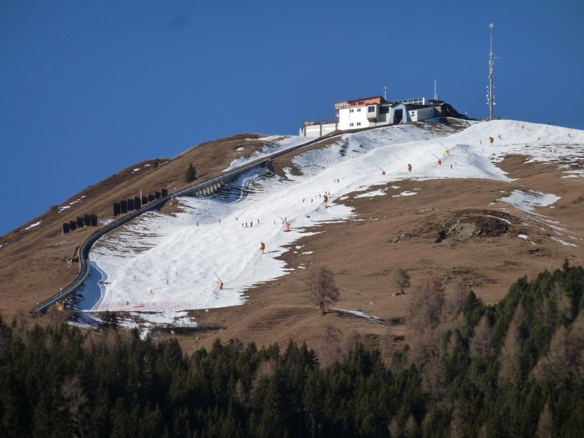 受暖冬天氣影響，從奧地利到法國、義大利和瑞士等國的多個滑雪坡道積雪已逐漸消失。 圖: 翻攝自@ilitat推特