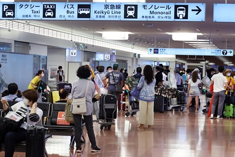 近年只有「實質性高收入者」一種，也就是過去連續五年年收入超過千萬日幣的中國人才能獲得日本簽證。 圖：翻攝自 財新網