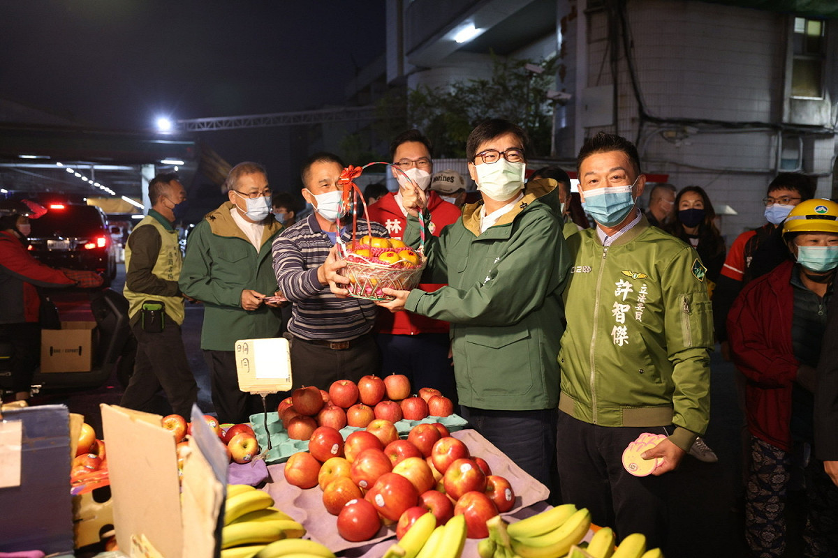 攤商致贈陳其邁水果。 圖：高雄市政府/提供