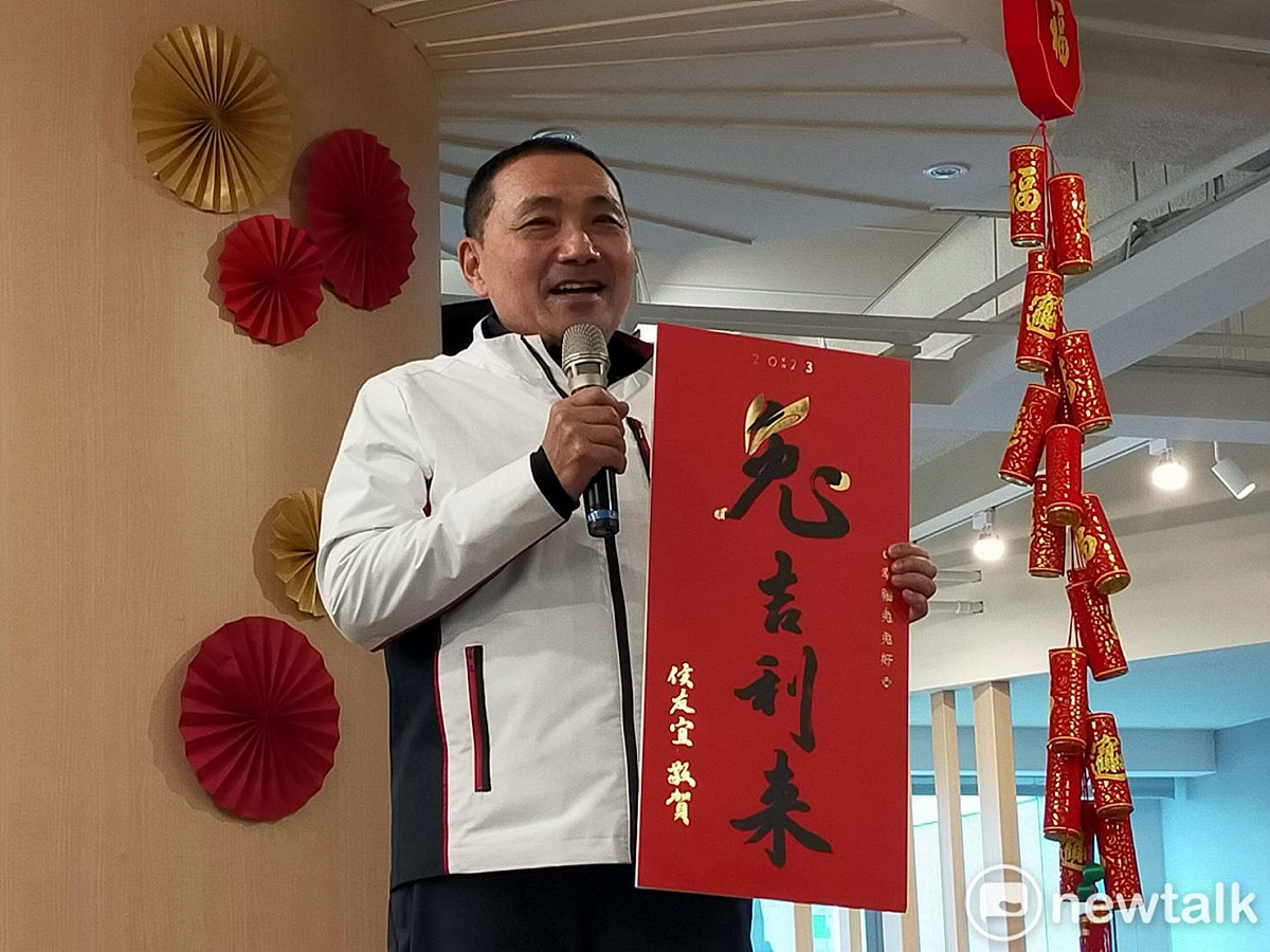 市長侯友宜開箱新北「兔吉利來」春聯。 圖：林昀真/攝