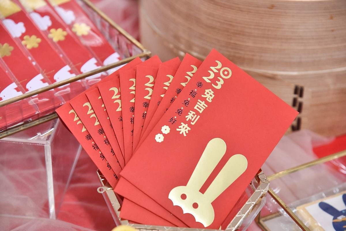 新北兔年福袋外袋金兔耳朵就像手開心比YA。 圖：新北市政府/提供
