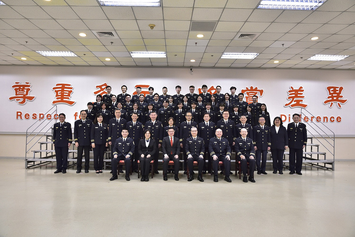 移民署鐘景琨署長 (第一排右3)、林興春副署長 (第一排右2)、林宏恩副署長 (第一排左1)、謝文忠主任秘書 (第一排右1)、保訓會副主委呂建德(第一排左3)及警專主任湯慧芬(第一排左2)共同參與移民署移民特考班第10期學員結訓典禮大合照。 圖：移民署提供