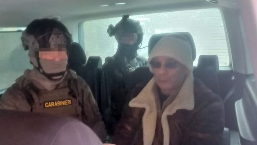 警察部隊特別行動小組負責人表示，德納羅已高齡 60 歲，他的健康狀況幫助調查人員鎖定目標。「行動小組事先得到了當天他將前往診所接受治療的消息，促使逮捕行動順利完成。」 圖：擷取自推特@Tommasocerno