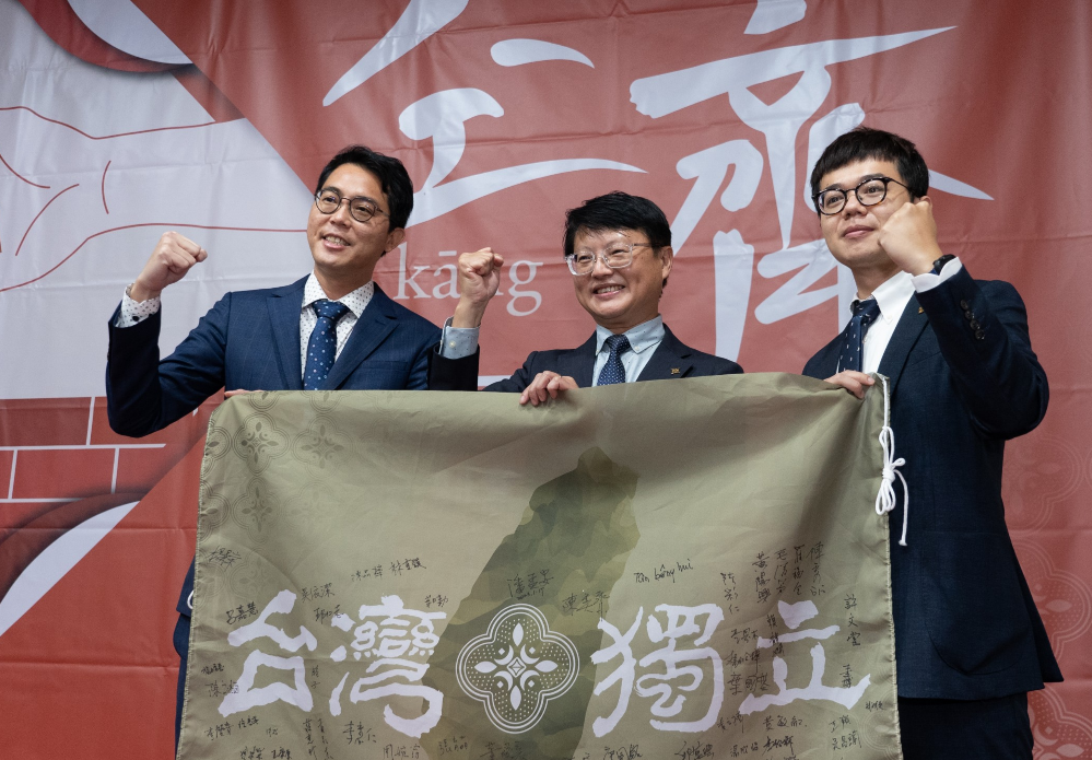 陳奕齊(中)將卸下擔任6年的黨務工務。 圖：台灣基進提供