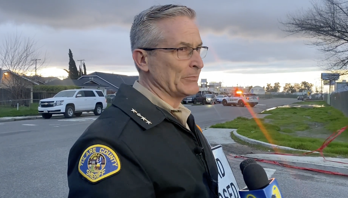 美國加州圖萊里郡爆發住宅槍擊案，警長布德羅（Mike Boudreaux）說明事件。 圖：翻攝自Tulare County Sheriff's Office臉書影片
