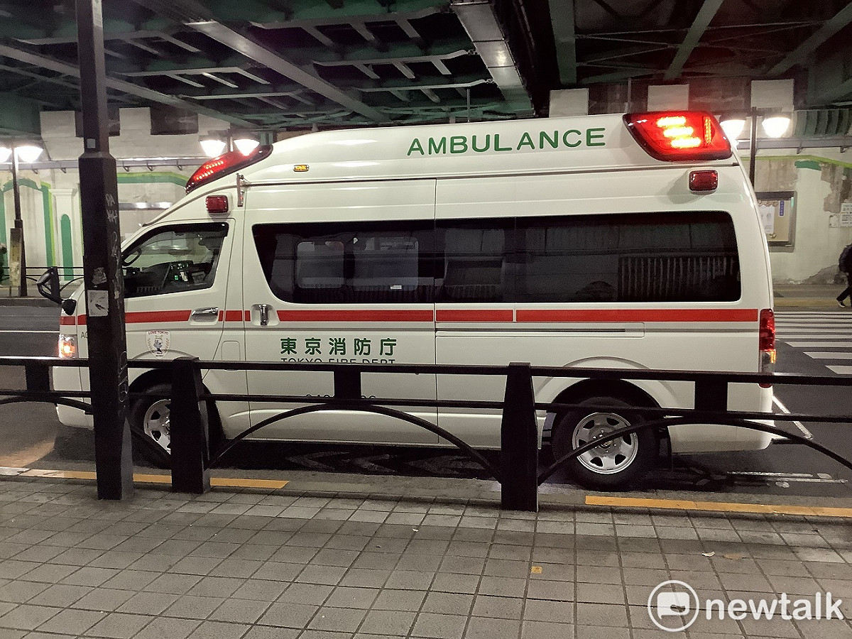 日本在街頭徘徊而找不到收容醫院的救護車比比皆是。 圖：劉黎兒攝