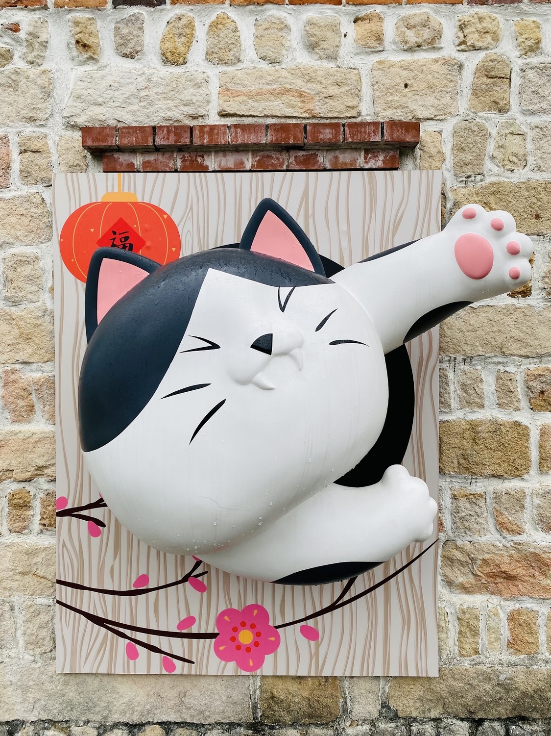 現場還免費提供韓國女團最夯的長兔耳頭飾，歡迎民眾發揮創意與洋樓的裝置藝術合影。 圖：淡水古蹟博物館提供