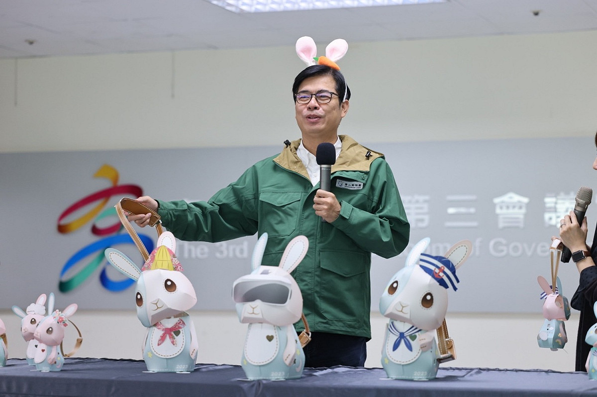 陳其邁與可愛的高雄燈會小提燈「雄meet兔」。 圖：高雄市政府/提供