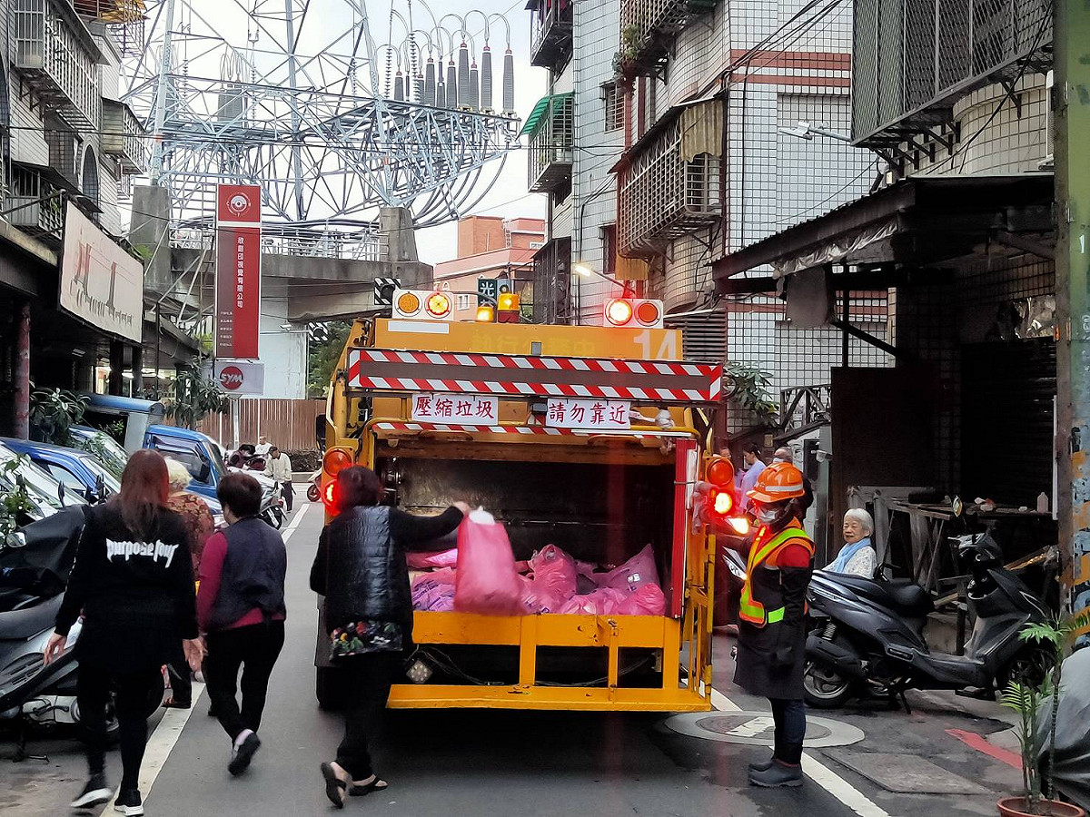 歷年過年後，垃圾量都會比平常日多1倍以上，垃圾車一趟接著一趟，常來不及休息，提醒民眾務必做好垃圾分類，也可將垃圾分批分天排出，以利隊員更快速有效地處理。 圖：新北市環保局提供