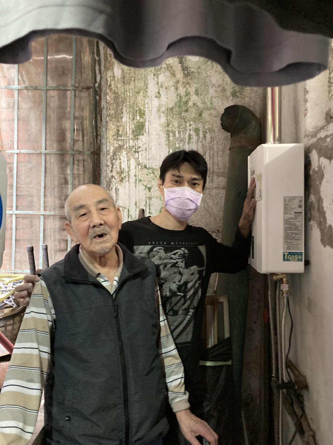 去(111)年市府為維護低收入戶居家安全並減輕經濟負擔，聯手麗源光電、五聯企業、台灣林內、喜特麗、欣富揚、新海瓦斯及理想牌等7家熱水器品牌商共同為119戶低收入戶免費更換不當安裝之燃氣熱水器。 圖：新北市消防局提供