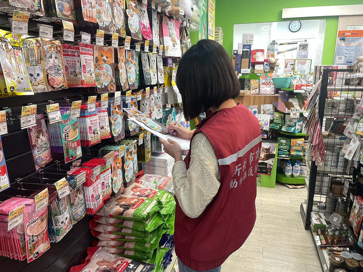 動保處稽查寵物食品保障毛寶貝食品安全。 圖：新北市動保處提供