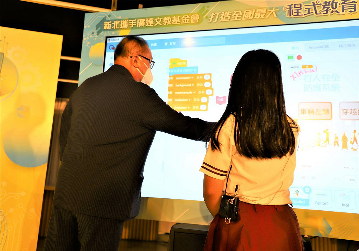 廣達文教基金會董事長林百里（左）與學生共同體驗Quno教具。 圖：新北市教育局提供