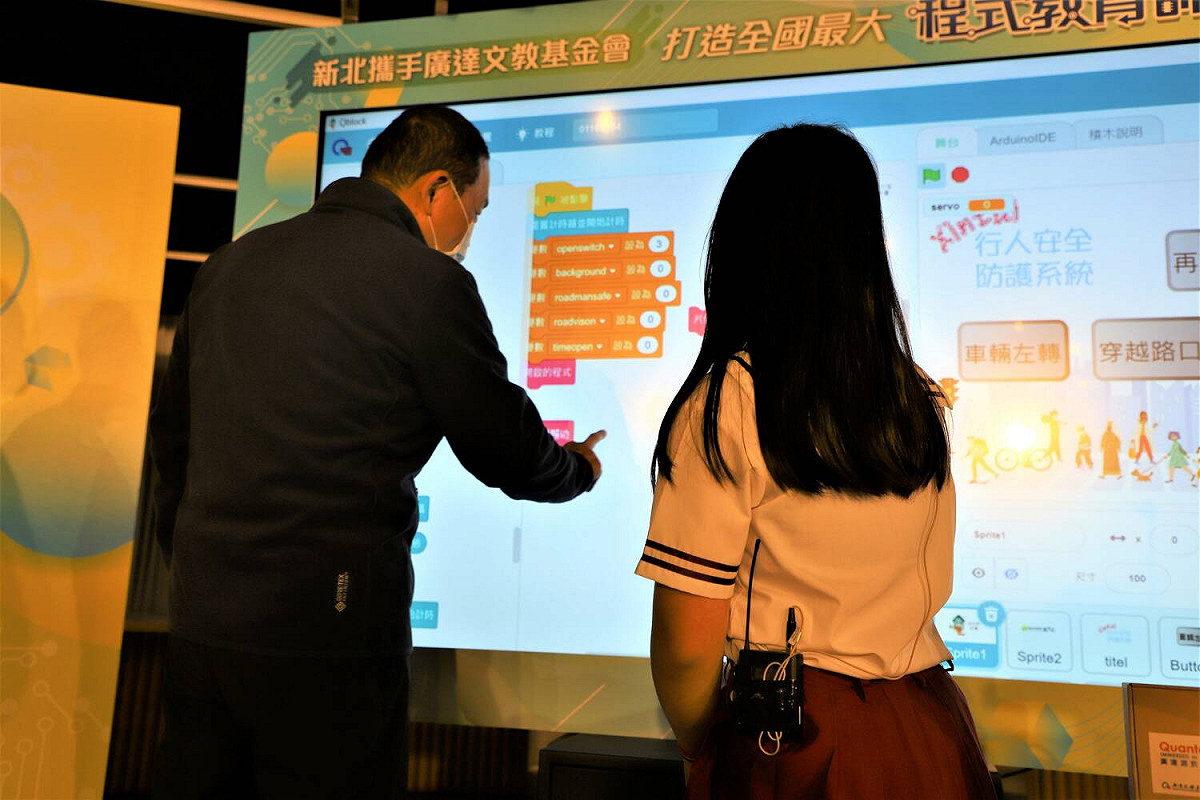 侯友宜（左）與學生共同體驗Quno教具。 圖：新北市教育局提供