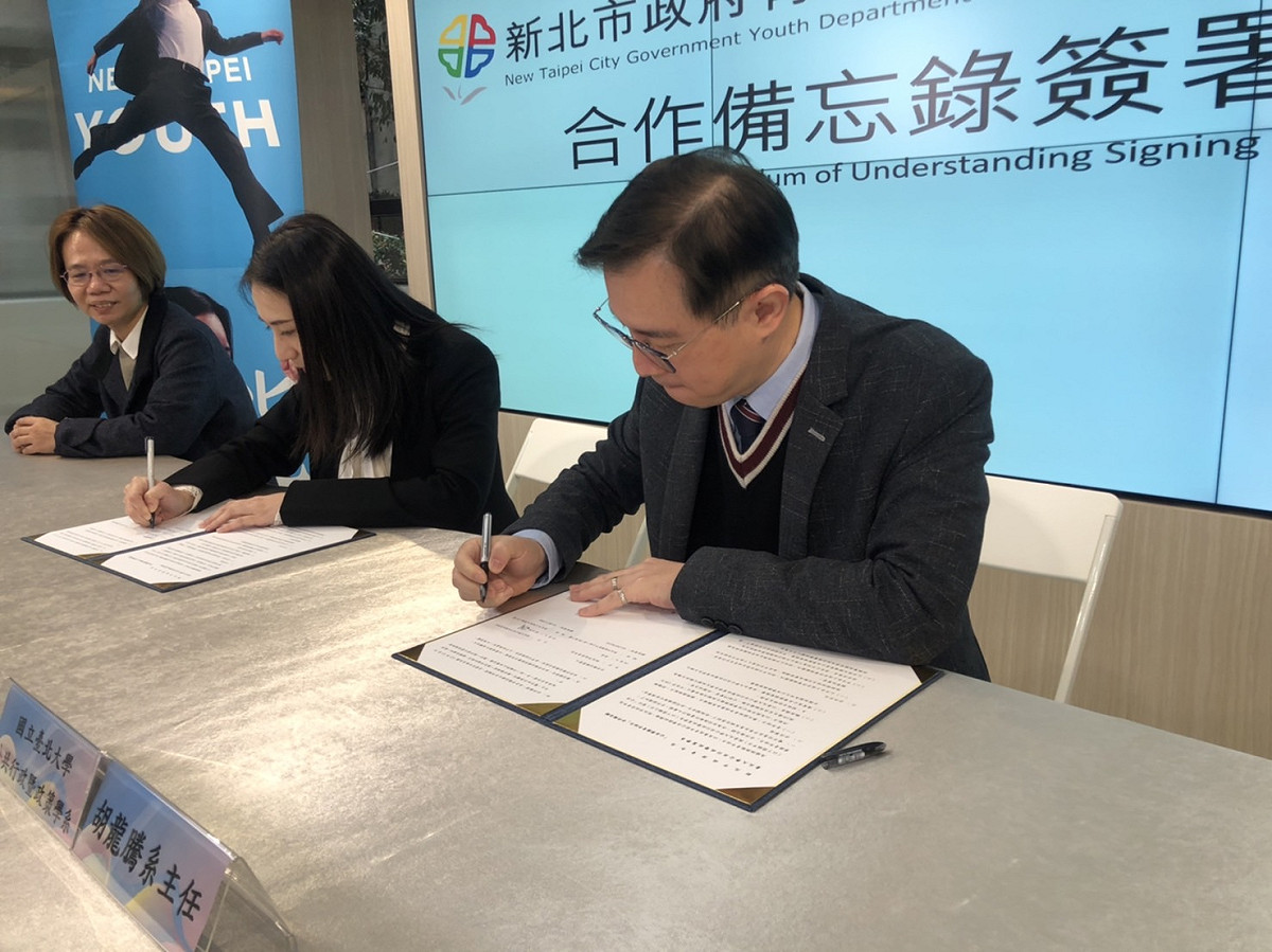 青年局長錢念群（中）與國立台北大學公共行政暨政策學系主任胡龍騰（右）簽訂「公共事務青年培力」合作備忘錄，共同推動青年公共參與、協助青年職涯探索。 圖：新北市青年局/提供