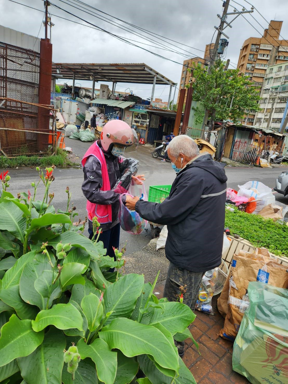 農曆春節期間，新北市氣溫偏低偏濕，提醒市民在春節期間將有冷氣團影響，民眾若有安排農曆春節出遊或外出行程的規劃，甚至居家生活，務必多多注意防寒保暖。 圖：新北市政府提供
