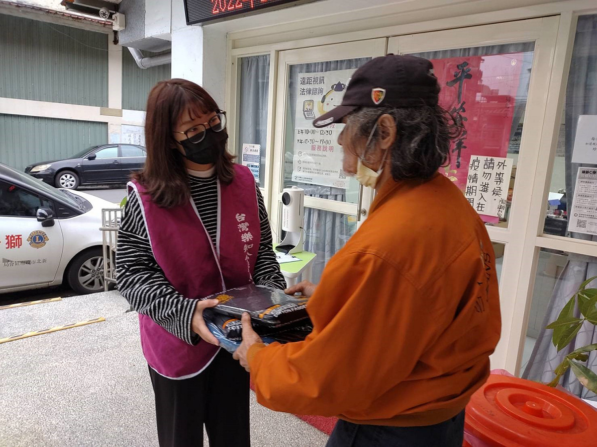 謝政達指出，5大高風險族群－年長者、三高患者、菸酒癮者、體重過重者及缺乏運動者請務必保持警覺，適時保護頭、頸、手和腳部溫暖。 圖：新北市政府提供