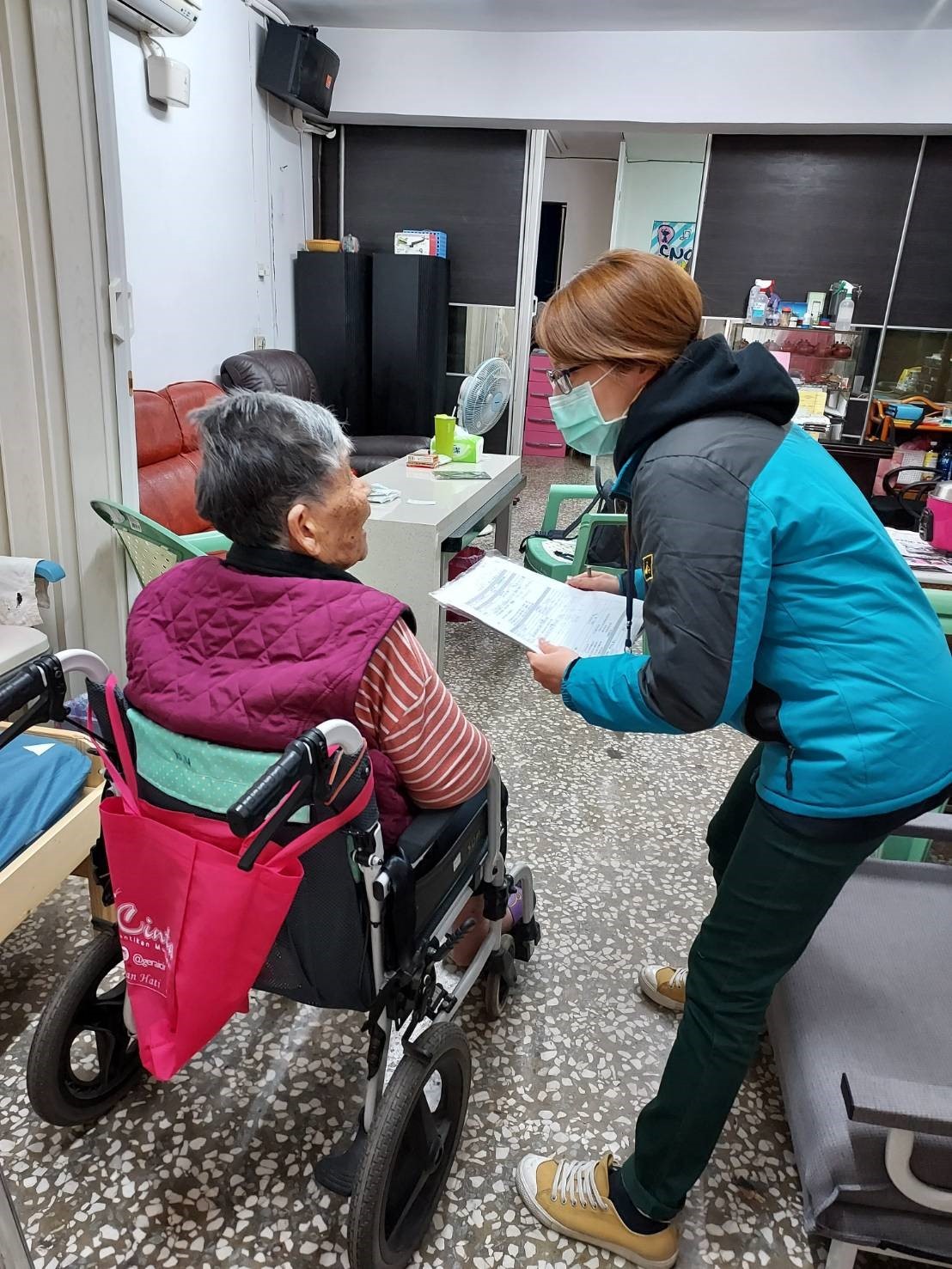 市府已啟動防寒關懷機制，適時訪視，問安獨居長者及街友等弱勢族群照顧，並進行防範一氧化碳中毒宣導。 圖：新北市政府提供