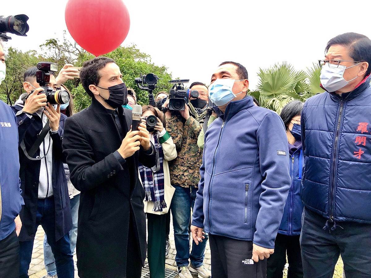 新北市政府接受交通部中央氣象局委託興建中央氣象局新北園區合署辦公廳舍，西班牙建築師伊萊恩向侯友宜說明設計理念。 圖：新北市工務局提供
