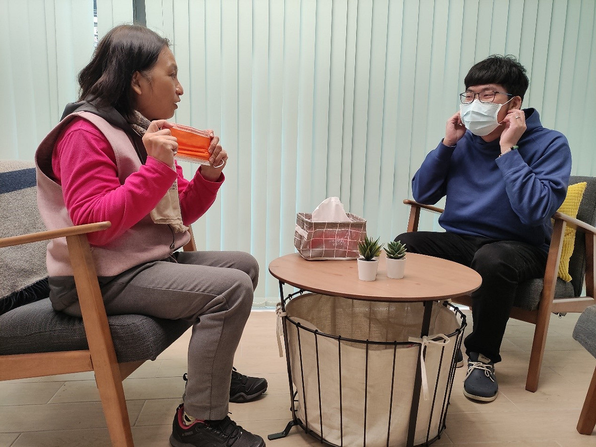 民眾到心衛中心洽詢諮商師。 圖：新北市衛生局提供