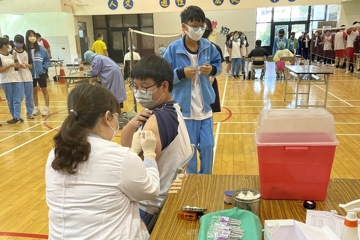 前進校園施打流感疫苗。 圖：新北市衛生局提供