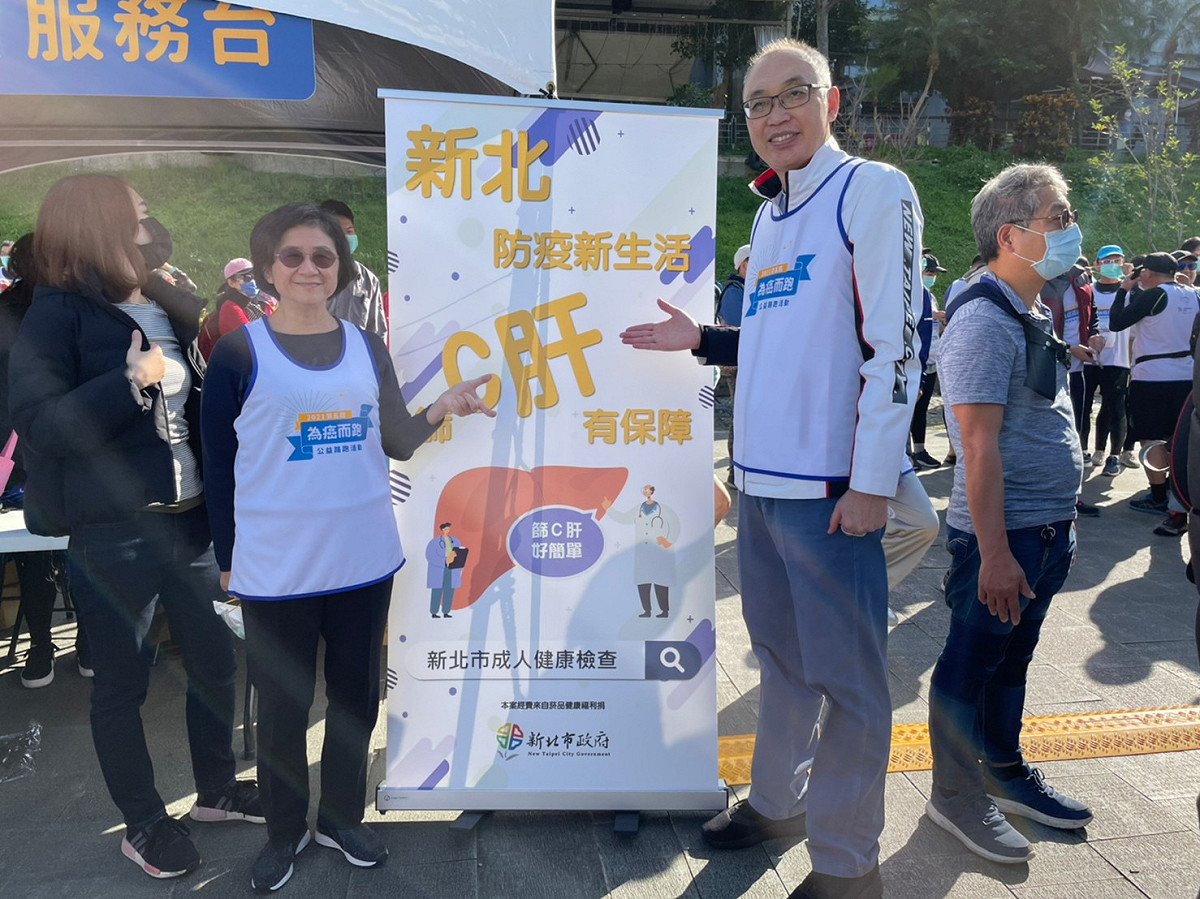 新北市衛生局長陳潤秋（左）宣導C肝篩檢。 圖：新北市衛生局提供