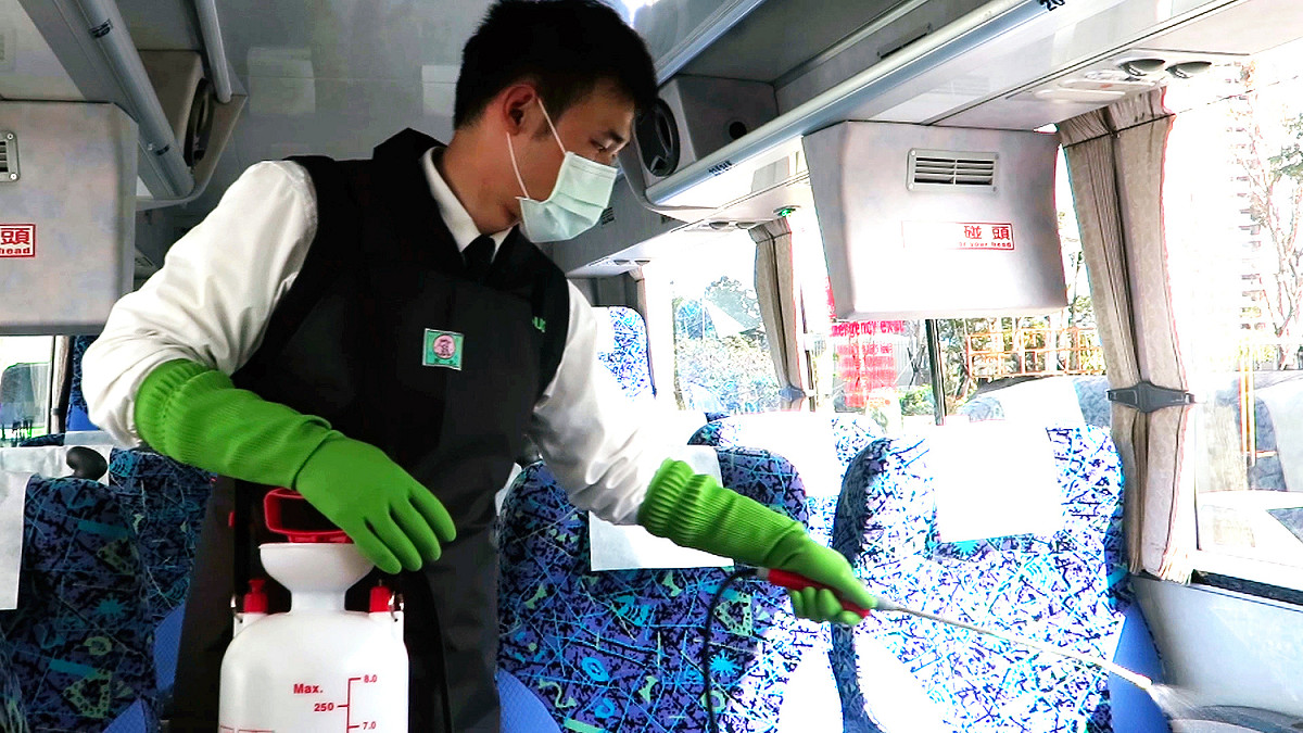 台北區監理所及所屬宜蘭監理站與花蓮監理站均持續不定時派員到新北、宜蘭、花蓮轄內各客運場站督導客運公司及駕駛員落實執行場站、車內消毒等各項防疫措施，落實防疫到位，乘客安心搭乘。 圖：台北區監理所／提供 (資料照)