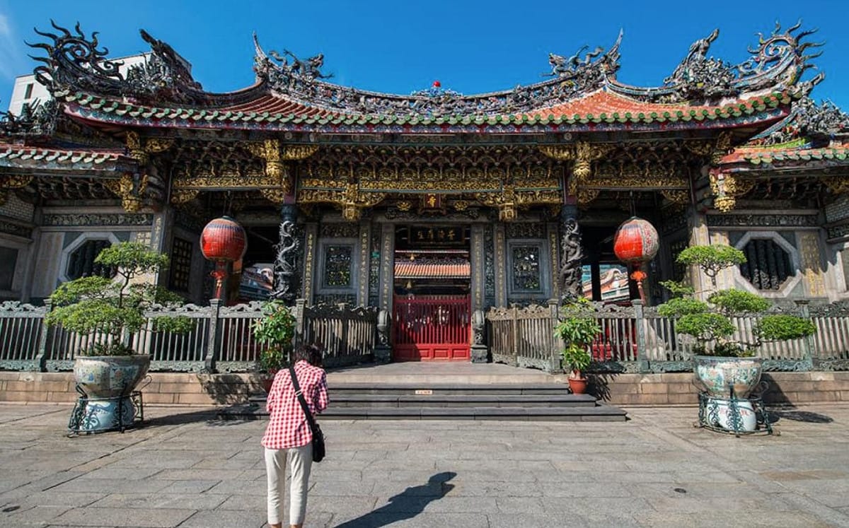 一份空汙檢測讓逾280年龍山寺禁香！擲筊菩薩同意、香客減3成又回來 ：「心香」祈福更清新