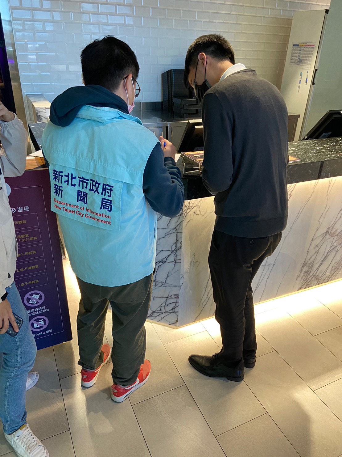 新聞局與業者檢核資訊，確保民眾權益不受損。 圖：新北市新聞局提供