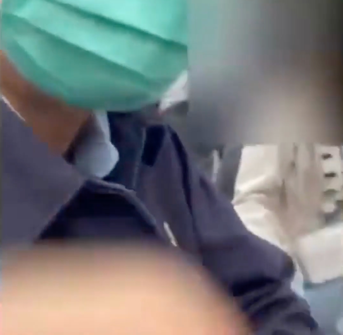 東港海事學務主任朱怡貞要求所有學生把行李打開以便檢查。有學生不願被翻查私人物品，主任教官林聖川卻表示：「大家都翻啊…又不是只有（你）」執意檢查，並要求該生自己動手將私人物品從行李中翻出來。 圖：人本教育基金會/提供
