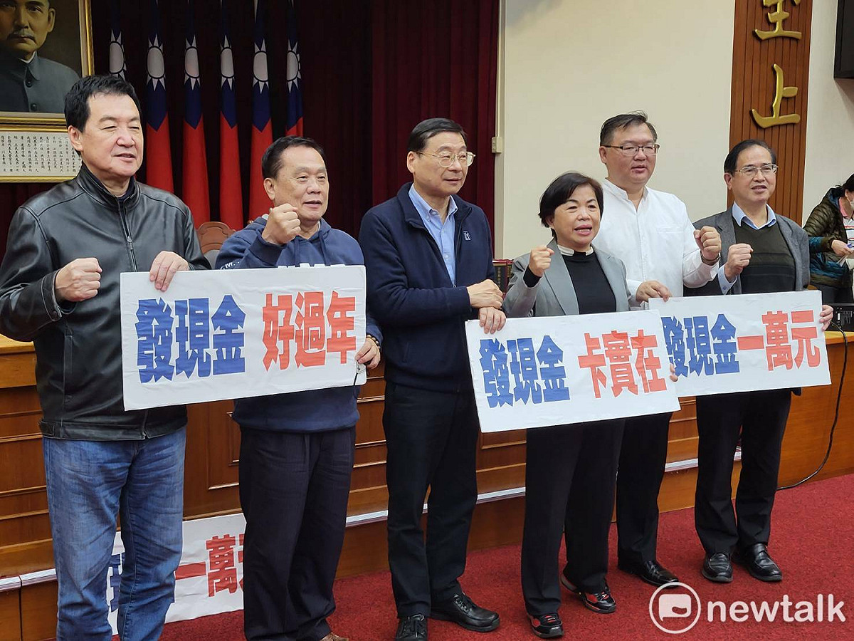 對於發現金金額，國民黨團主張發一萬元。 圖：陳佩君／攝
