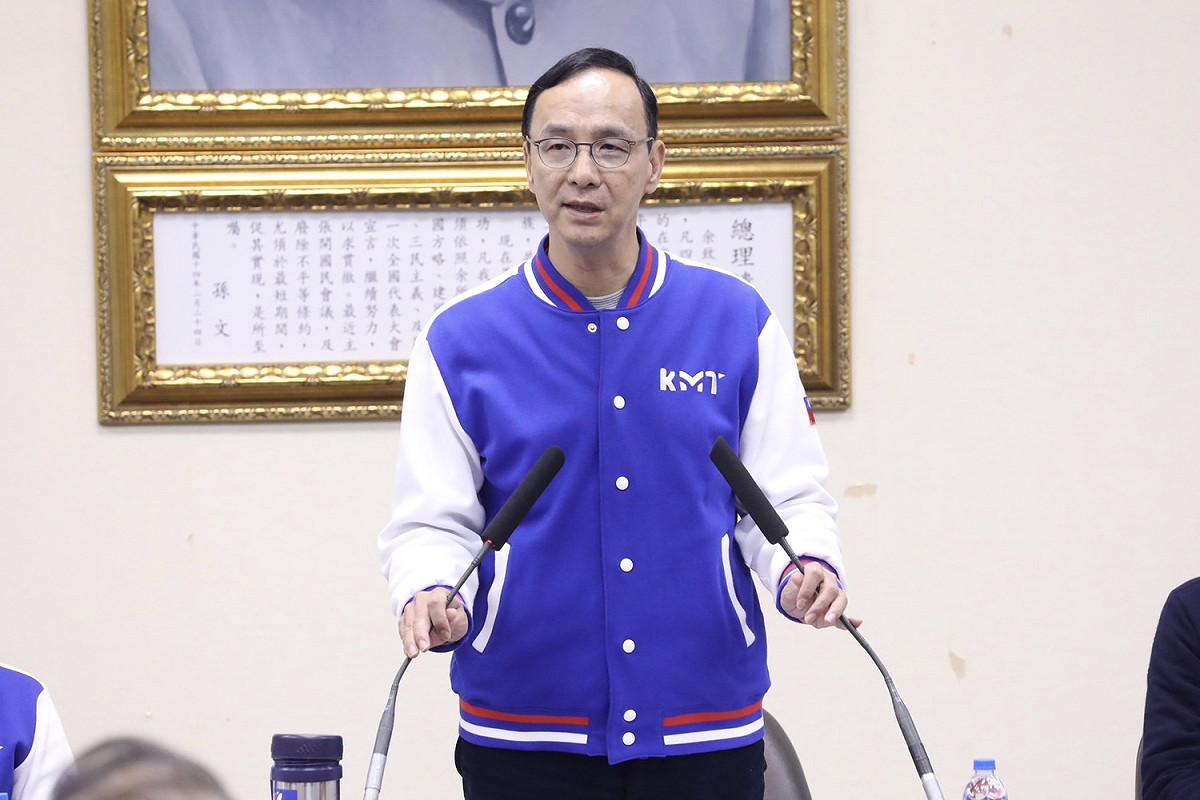 夏立言再度訪中，苦苓嘲諷，國民黨的總統候選人要去給中國看一下，夏立言扮演的就是公公的角色，到中國去請皇上翻牌子，「皇上您看哪一個好」，並酸朱立倫對選總統「賊心不改」。 圖：國民黨文傳會/提供(資料照)