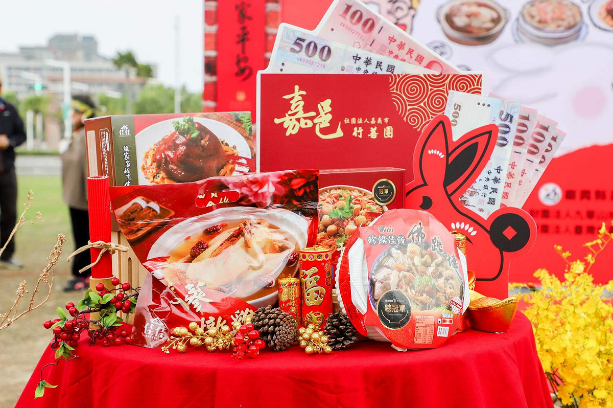 嘉義縣政府結合民間力量，暖心送年菜給弱勢民眾。 圖：嘉義縣政府/提供