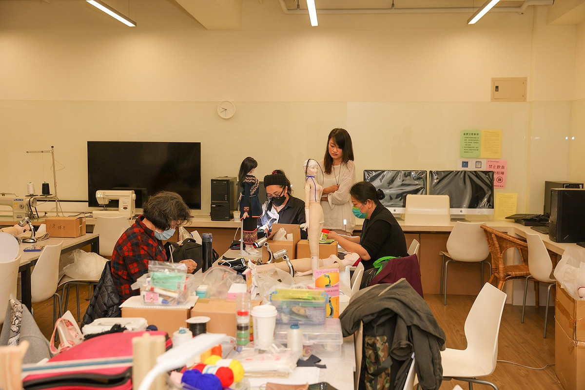 輔大團隊帶領學員製作傳統服飾娃娃。 圖：新北市原民局提供