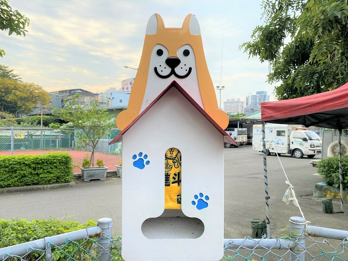 聯名狗便袋將放置於新北可愛柴狗便箱中，方便飼主取袋使用。 圖：新北市環保局提供