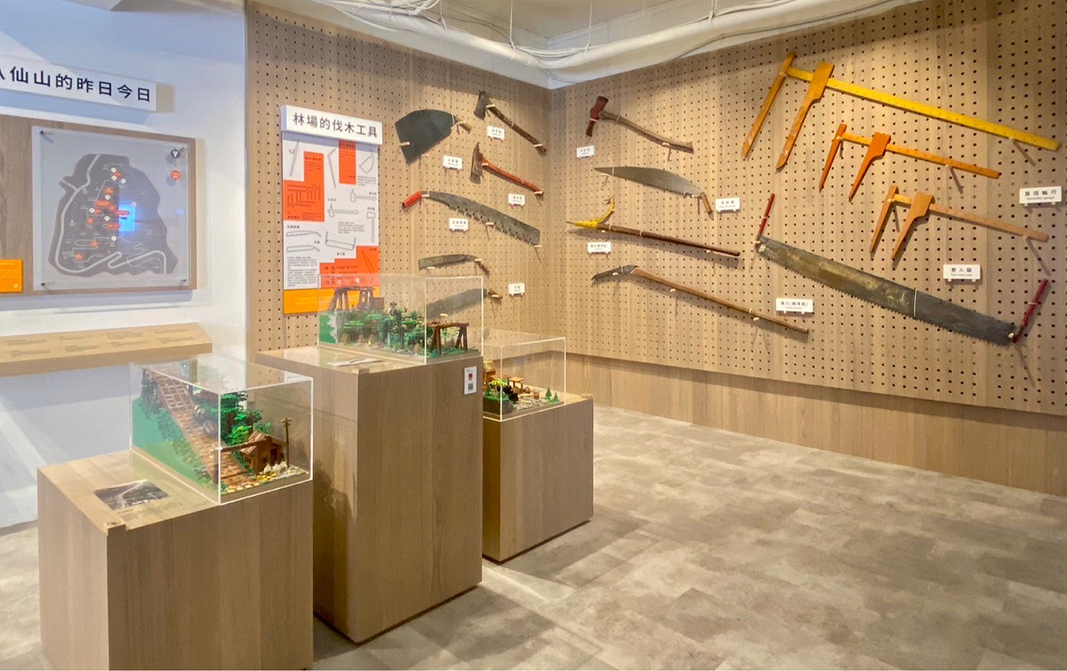 遊客中心展示過往伐木工具，也以三座樂高還原當年伏地索道等木材運輸之場景。 圖：東勢林管處／提供