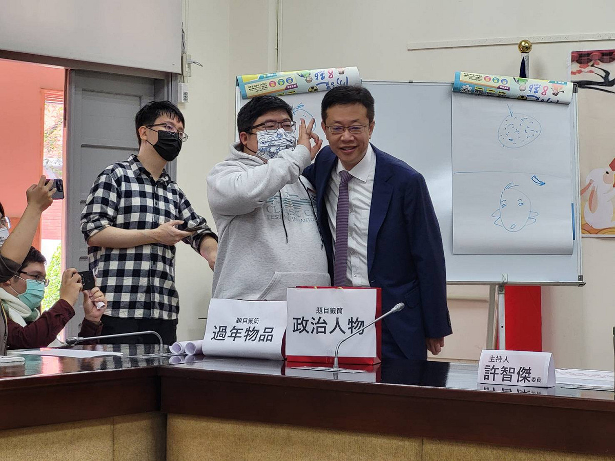 落敗的「新春隊」，由張宏陸代表受罰。 圖：陳佩君／攝