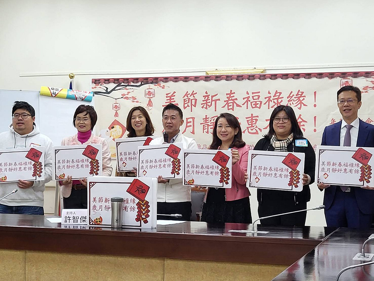 民進黨立委許智傑、蔡易餘、王美惠等人高喊「美節新春福祿緣！歲月靜好惠有餘！」祝福大家新年快樂。 圖：陳佩君／攝